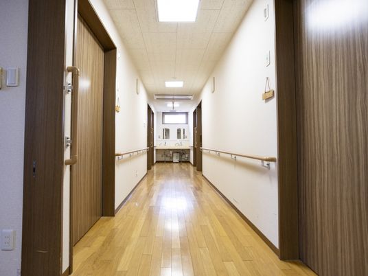 日差しの入る廊下