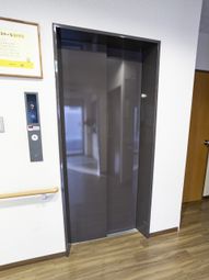 木目調のエレベーター