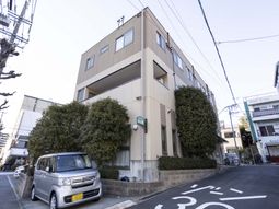 三階建ての建物外観