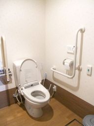 バリアフリー設計のトイレ