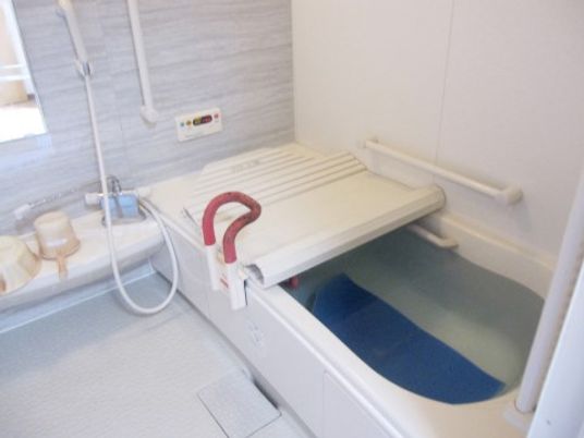 バリアフリーの浴室設備