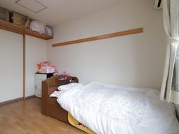 居室のベッドと収納