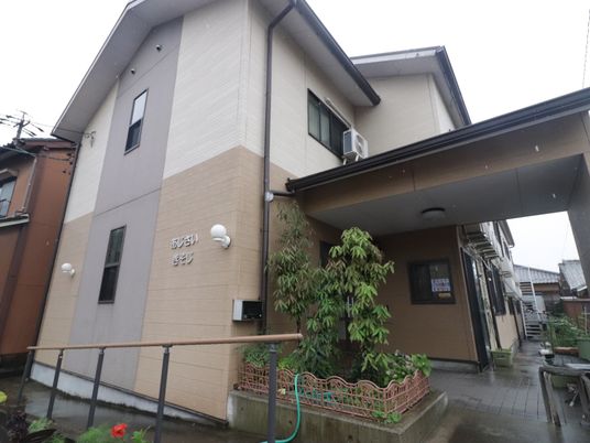 ベージュ色の建物外観