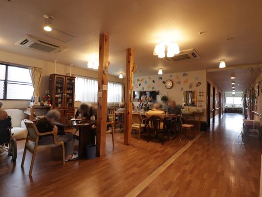 温かみのある居間の様子