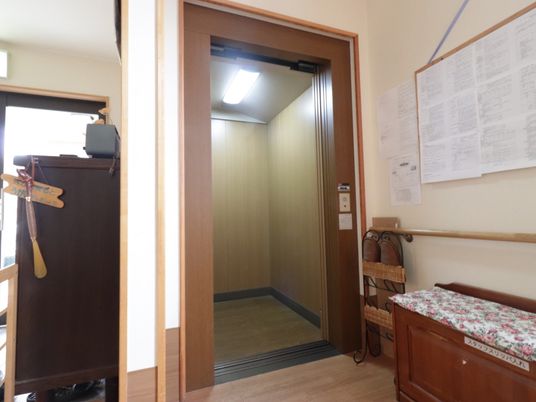 廊下とエレベーターの入口