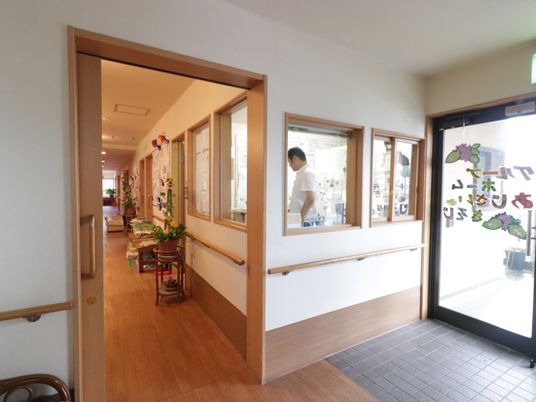 廊下に手摺と飾り