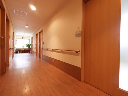 明るく広々とした廊下