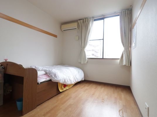 居室の一角とベッド