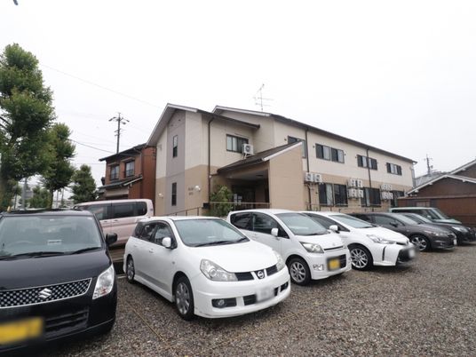 広い駐車場のある建物