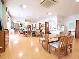 明るい共用ダイニングスペース