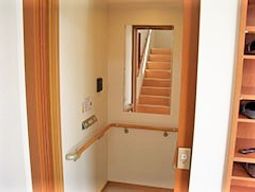 安全な手すり付き廊下