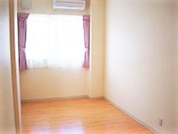 明るい窓のある洋室