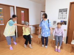 スタッフと利用者の様子