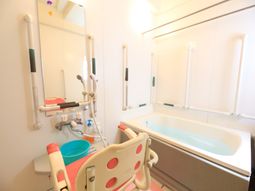 バリアフリーの浴室設備