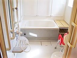 手すり付きの明るい浴室