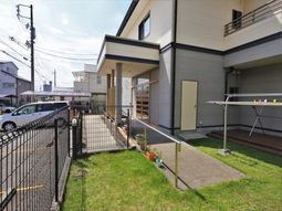 明るい日差しのエントランス