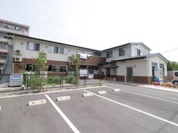 明るい外観の建物