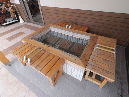 木製脚浴設備のある空間
