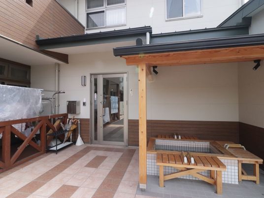屋根付きエントランスの風景