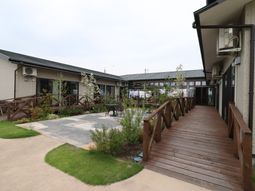 中庭の景観と遊歩道