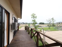 木製デッキと中庭の眺め