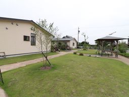 静かな庭付きの建物