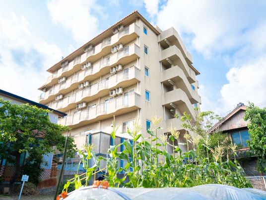 緑に囲まれた施設外観  