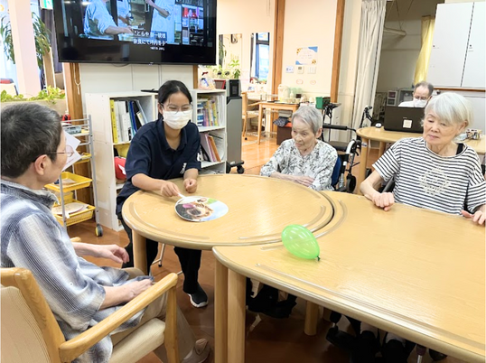 楽しそうな様子の室内
