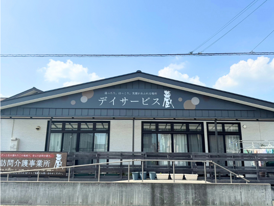 看板のある建物外観  