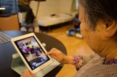 タブレット操作中の室内