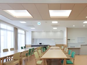 自然光が差し込むダイニングルーム
