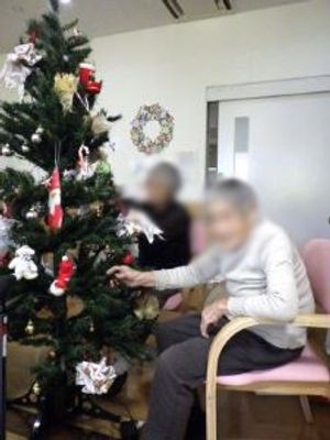 クリスマスの飾りのある居室