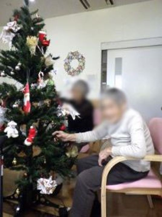 クリスマスの飾りのある居室