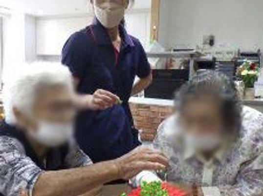 テーブルで過ごす人々の様子
