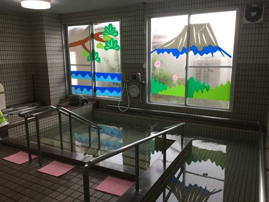 装飾窓のある浴室  