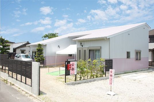 広々とした施設の外観