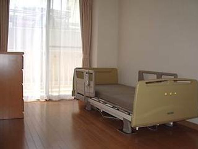 ゆったり過ごせる居室 居室 広々とした窓のある居室です。明るい日差しと共に、快適な生活を送ることができそうです。