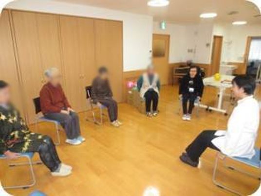 広々とした空間の会話