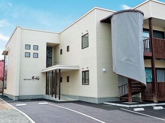 明るい外観の建物エントランス