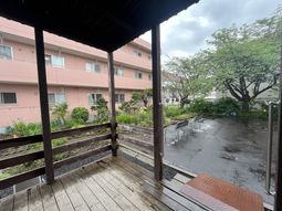 雨の日の屋外休憩スペース