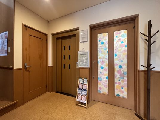 廊下にあるドアの一角