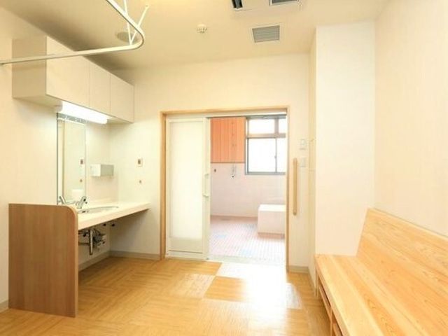 明るい居室の一角 浴室 清潔感あふれる居室には、必要な家具が整っております。過ごしやすい空間です。
