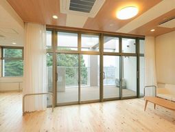 明るい居室の窓とバルコニー