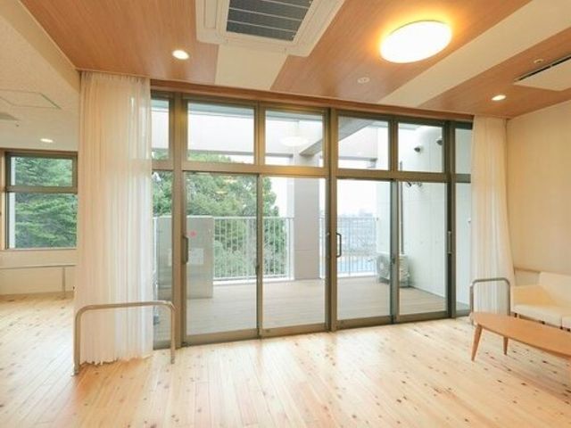 明るい居室の一角 バルコニー 広々とした空間が自然光で満たされ、開放感あふれる環境です。木目調の床材が温もりを感じさせます。