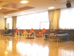 機能訓練室の器具と窓
