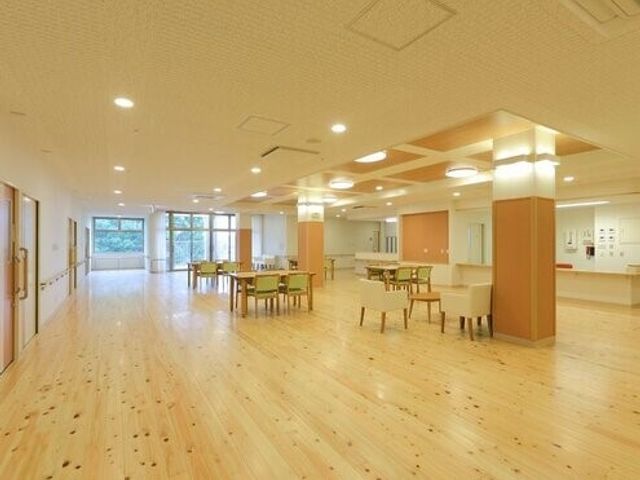 明るい食堂の風景 食堂 広々とした空間には木のぬくもりを感じるテーブルが配置され、温かみのある雰囲気が漂います。