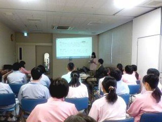 研修中のスタッフ集合 研修 共に成長できる環境で、専門知識を深めています。