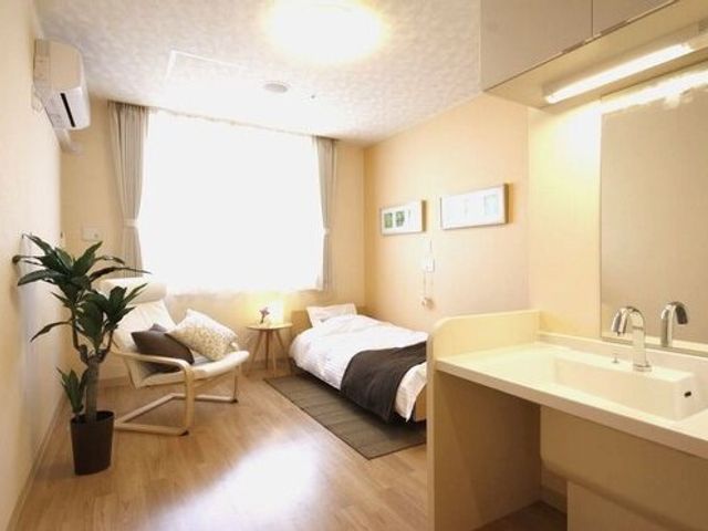 明るい居室の一角 居室 ゆとりの空間で心地よい一日を。光が差し込む明るく清潔な環境です。
