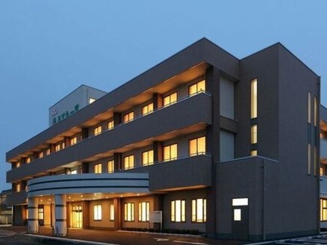 夕暮れ時の落ち着いた外観 外観 柔らかい灯りが迎える、温かみのある雰囲気の場所で就業しませんか。