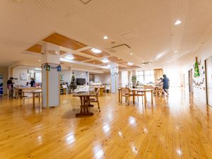 広々とした木の床の食堂